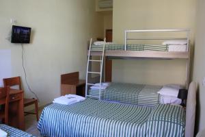 Uma ou mais camas em beliche em um quarto em Ostello Villa Monte Mario