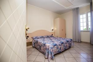 A bed or beds in a room at Hotel Sileoni Dépendance Villa Antonio
