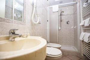 A bathroom at Hotel Sileoni Dépendance Villa Antonio