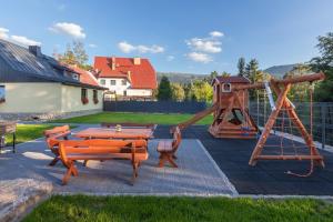 un parque infantil con mesa y columpio en ARAMIKA apartamenty en Szklarska Poręba