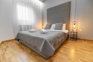 um quarto com uma cama grande com duas toalhas em Arena BIG Luxury Apartments em Novi Sad