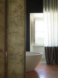 bagno con vasca e finestra di Villa Corallo a SantʼOmero