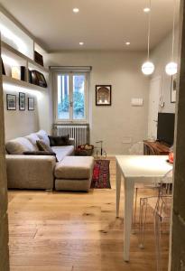 ein Wohnzimmer mit einem Sofa und einem Tisch in der Unterkunft Appartamento Mariapaola in Arezzo