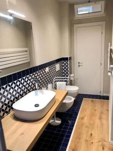 uma casa de banho com um lavatório e dois WC em Appartamento Mariapaola em Arezzo