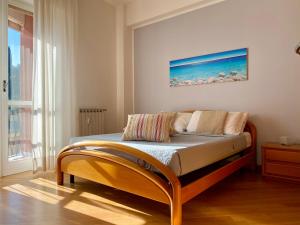 サン・テレンツォにあるMaison de Mauriのベッドルーム1室(壁に絵画が描かれたベッド1台付)