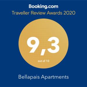 żółty okrąg z numerem dziewięć i nagrody za ocenę podróżowania tekstu w obiekcie Bellapais Apartments w mieście Kirenia