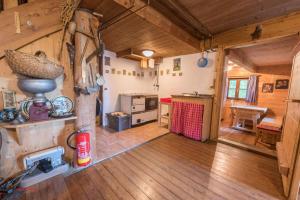 una vista aérea de una cocina en una cabaña de madera en Almliesl STVE-551, en Sankt Veit im Pongau