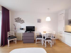 a kitchen and dining room with a table and chairs at Auszeit am Meer in Wittdün