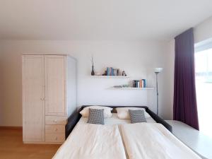 ウィトデュンにあるAuszeit am Meerのベッドルーム1室(大型ベッド1台付)