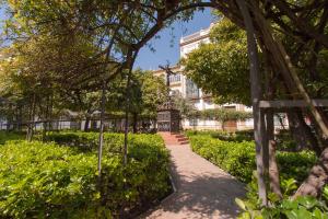 Vonkajšia záhrada v ubytovaní Alkazar Gardens Old Town 6 pax
