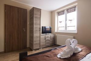 - une chambre avec un lit doté d'une statue cardiaque dans l'établissement Cuha-gyöngye Apartmanház, à Zirc