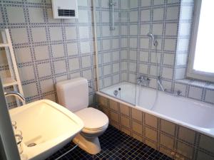 a bathroom with a toilet and a tub and a sink at B&B villa sempreverde in Locarno