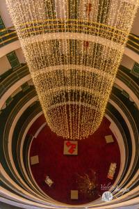 un grand lustre suspendu au plafond d'un bâtiment dans l'établissement Hotel la Torre, à Sauze dʼOulx