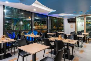 LawinTa Hotel Pattaya tesisinde bir restoran veya yemek mekanı