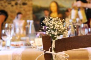 a table with a bouquet of flowers on a table at Il Casolare Di Leonardo in Vinci