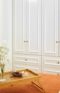 um quarto com uma mesa de madeira e armários brancos em Apartment Alaitz Rentería em Errenteria