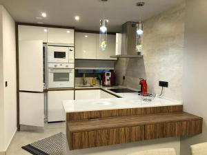 A kitchen or kitchenette at Oasis Beach juan