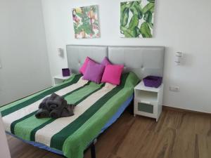 Un ou plusieurs lits dans un hébergement de l'établissement Cozy Apartment Malibu Park