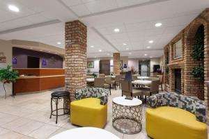 A seating area at Microtel Inn and Suites by Wyndham - Lady Lake/ The Villages