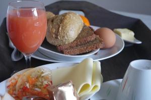 una mesa con dos platos de comida y una bebida en Zöllnerhaus Nordhorn, en Nordhorn