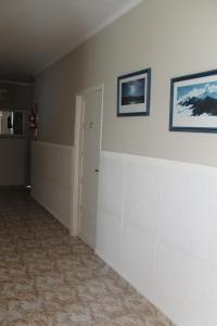 una habitación vacía con una pared blanca y una puerta en Hotel Saona en Mar del Plata