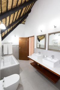 Ett badrum på Kruger Park Lodge Unit No. 608B