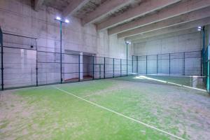 Tenis alebo squash v ubytovaní Bahía Boutique Apartments alebo jeho okolí