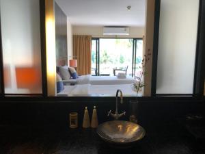 Postel nebo postele na pokoji v ubytování Amarin Samui Hotel - SHA Plus Certified