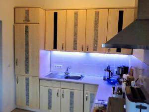 Ảnh trong thư viện ảnh của Schwarzer Adler Ferienwohnung mit 3 Schlafzimmer, WZ, Küche, Bad ở Märkisch Buchholz