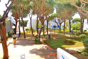 um parque com um parque infantil com árvores em Apartamento La Barca em Chiclana de la Frontera