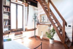 Cette chambre mansardée dispose d'un escalier et d'une étagère. dans l'établissement Costanza - Appartamento in Torre, à Cerreto Guidi