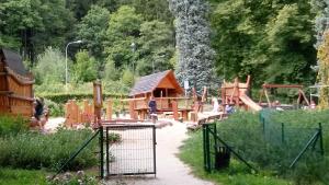 Vonkajšia záhrada v ubytovaní Apartament Klaudia Polanica-Zdrój + 3 fotografie