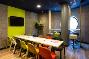 a conference room with a table and chairs at ibis budget Bordeaux Centre - Gare Saint Jean in Bordeaux