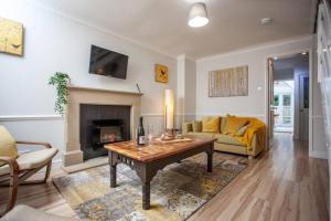 Low EtherleyにあるRose Hill Retreatのソファとコーヒーテーブルのあるリビングルーム