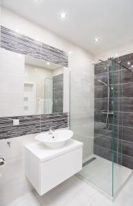 格但斯克的住宿－Astrid Apartment Old Town - Hav Aparts，白色的浴室设有水槽和淋浴。