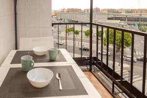 einen Balkon mit 2 Tischen und Straßenblick in der Unterkunft Moderno apartamento en Valencia para 6 personas in Valencia