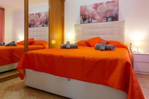 a bedroom with two beds in front of a mirror at Moderno apartamento en Valencia para 6 personas in Valencia