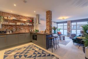 een keuken met een bakstenen muur en een aanrecht bij Chapel Loft in Londen