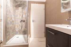La salle de bains est pourvue d'une douche et d'un lavabo. dans l'établissement Appartements à la Luise, à Wuppertal