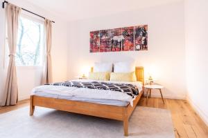 - une chambre avec un lit et une peinture murale dans l'établissement Appartements à la Luise, à Wuppertal