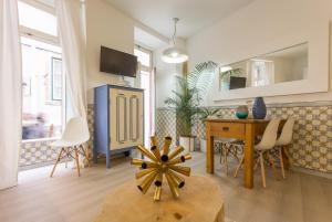 un salon avec une table et un meuble bleu dans l'établissement Soul of Lisbon - I, à Lisbonne