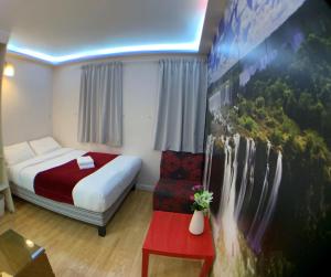 a hotel room with a bed and a painting on the wall at Barking Hotel in Barking
