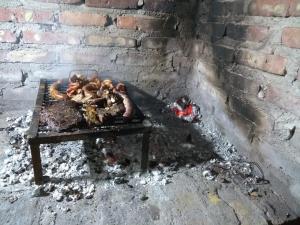 einen Steinofen mit Essen darüber in der Unterkunft Deptos Peumayen - Parking - Excelente Ubicacion - Full Equipado in Río Colorado