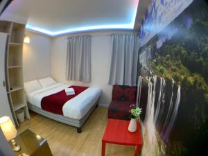 a hotel room with a bed and a desk and a painting at Barking Hotel in Barking +15 photos