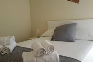 Łóżko lub łóżka w pokoju w obiekcie BONITO APARTAMENTO TRIANA-LOS REMEDIOS