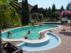 eine Gruppe von Personen in einem Schwimmbad in der Unterkunft Zsanett Hotel in Balatonkeresztúr