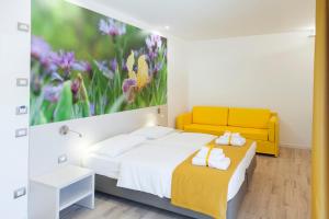 A bed or beds in a room at Miravallesuites