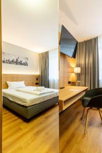 dwa obrazy sypialni z łóżkiem i biurkiem w obiekcie mk hotel berlin w Berlinie