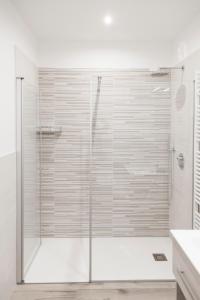 A bathroom at Miravallesuites Még 25 kép