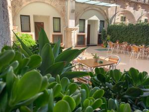 een patio met tafels, stoelen en planten bij La Terrassa in Barcelona